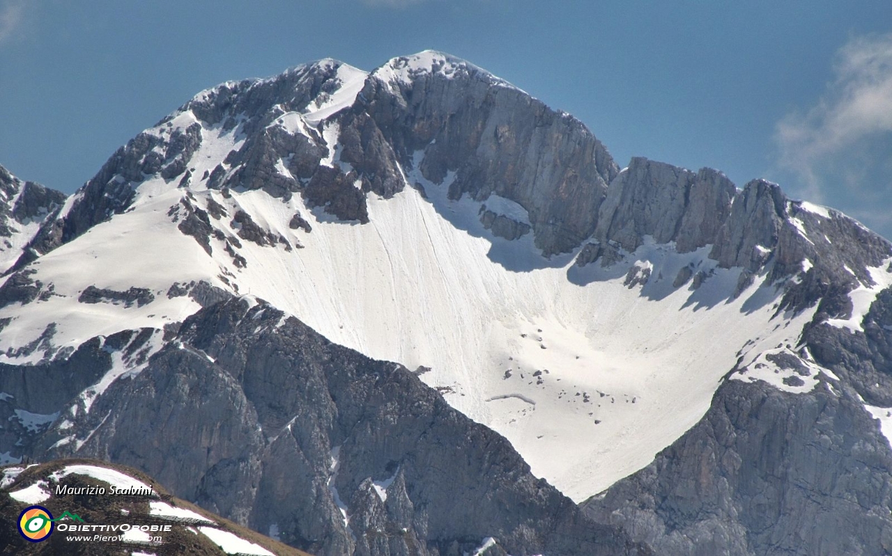 53 Vetta dell'Arera, col grande catino del Mandrone. In basso a sinistra la Corna Piana....JPG